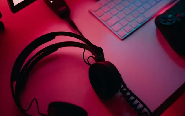 Auriculares sobre un escritorio con luz roja