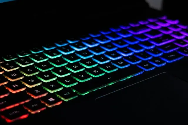 Teclado retroiluminado con luces de colores sobre fondo negro