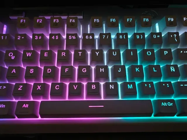 Teclado gamer con iluminación violeta y turquesa