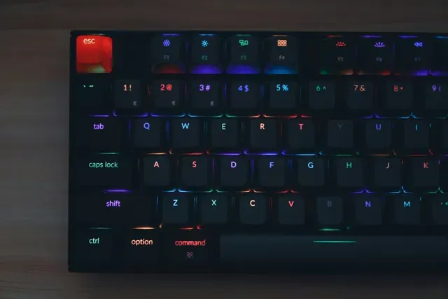 Teclado mecánico oscuro con luces de colores tenues
