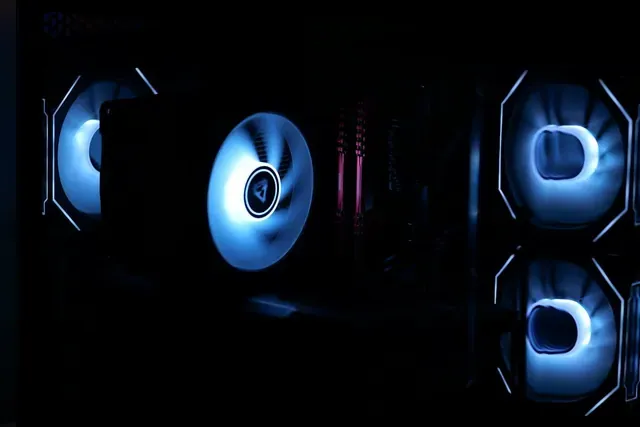 Ventiladores de un PC con luz azul en la oscuridad